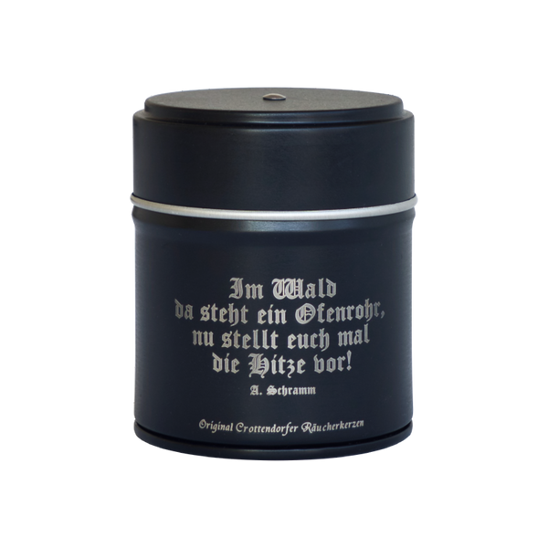 Eine elegante schwarze Blechdose mit silbernem deutschen Text: „Im Wald da steht ein Ofenrohr, nu stellt euch mal die Hitze vor! A. Schramm.“ und von Original Crottendorfer Räucherkerzen als Räucherfass Erzgebirgische Sprüche bezeichnet, verkörpert authentisches Räuchervergnügen.