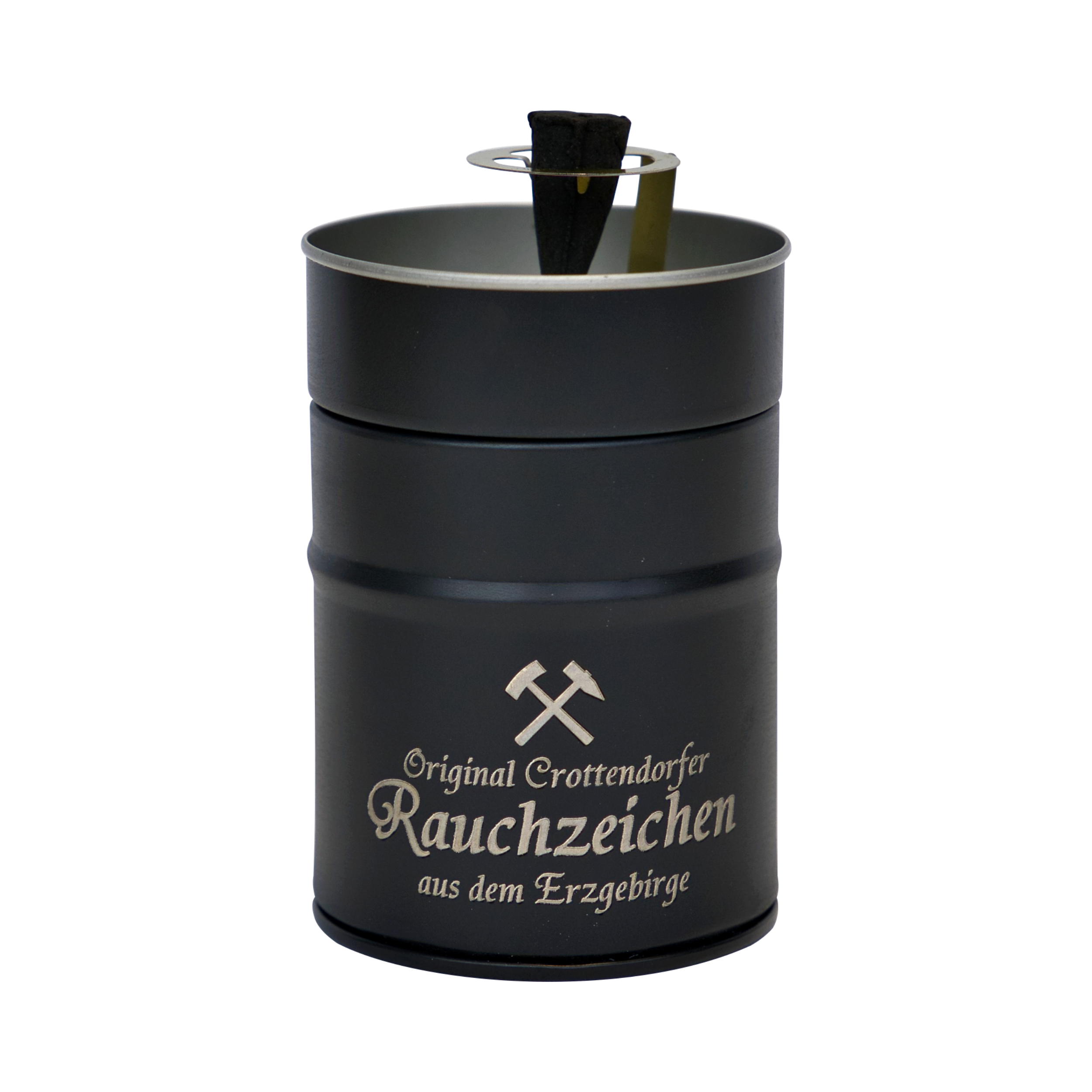 Das Räucherfass Erzgebirgische Sprüche von Original Crottendorfer Räucherkerzen ist ein schwarzer, zylindrischer Halter mit silbernen Akzenten und trägt den Text „Original Crottendorfer Rauchzeichen aus dem Erzgebirge“ sowie ein eingraviertes Symbol gekreuzter Hämmer und verspricht ein elegantes Räuchervergnügen.