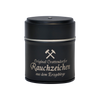 Für ein herrliches Räuchervergnügen sorgt eine Blechdose „Räucherfass Erzgebirgische Sprüche“ von Original Crottendorfer Räucherkerzen mit gekreuztem Hämmerlogo.