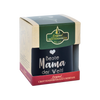 Die Original Crottendorfer Räucherkerzen „Räucherfass Mama“ haben eine Schachtel mit grünem Deckel und Vintage-Charme, in der sich eine dunkle Dose mit der Aufschrift „Beste Mama der Welt“ in weißer Schrift und einem Herz befindet – ideal zum Verschenken oder zur Bereicherung Ihres Räuchererlebnisses.