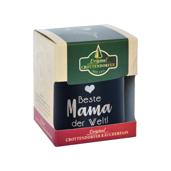 Die Original Crottendorfer Räucherkerzen „Räucherfass Mama“ haben eine Schachtel mit grünem Deckel und Vintage-Charme, in der sich eine dunkle Dose mit der Aufschrift „Beste Mama der Welt“ in weißer Schrift und einem Herz befindet – ideal zum Verschenken oder zur Bereicherung Ihres Räuchererlebnisses.