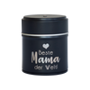 Die Original Crottendorfer Räucherkerzen bieten das „Räucherfass Mama“ an, eine schwarze Dose mit Deckel, verziert mit dem Schriftzug „Beste Mama der Welt!“ in Weiß und Silber. Ein Herzmotiv verleiht der Dose Charme und macht sie perfekt zur stilvollen Aufbewahrung Ihrer Räuchervergnügen-Utensilien.