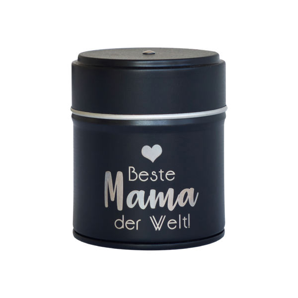 Die Original Crottendorfer Räucherkerzen bieten das „Räucherfass Mama“ an, eine schwarze Dose mit Deckel, verziert mit dem Schriftzug „Beste Mama der Welt!“ in Weiß und Silber. Ein Herzmotiv verleiht der Dose Charme und macht sie perfekt zur stilvollen Aufbewahrung Ihrer Räuchervergnügen-Utensilien.