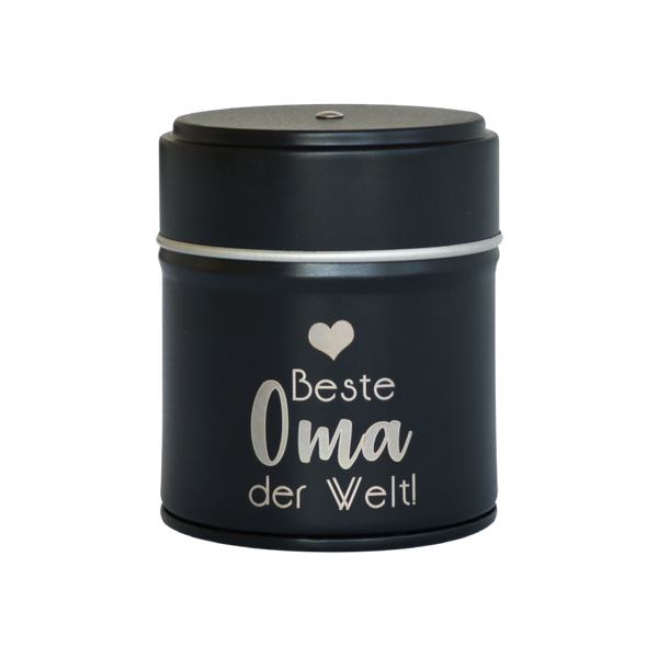 Die Original Crottendorfer Räucherkerzen „Räucherfass Oma“ ist eine bezaubernde schwarze Dose mit silbernem Deckel und Herzdesign. Es hat „Beste Oma der Welt!“ in silberner Schrift und dient gleichzeitig als entzückender Räucherkerzenhalter für ein authentisches Räuchervergnügen-Erlebnis.