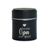 Das „Räucherfass Mama, Papa, Oma, Opa“ von Original Crottendorfer Räucherkerzen ist eine bezaubernde schwarze Dose mit „Bester Opa der Welt“ in weißer Schrift und einem kleinen Herz darüber, perfekt für jede Umgebung.