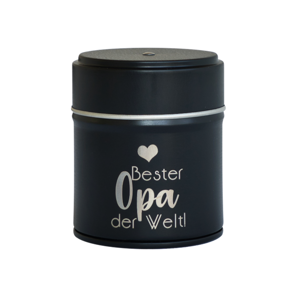 Das „Räucherfass Mama, Papa, Oma, Opa“ von Original Crottendorfer Räucherkerzen ist eine bezaubernde schwarze Dose mit „Bester Opa der Welt“ in weißer Schrift und einem kleinen Herz darüber, perfekt für jede Umgebung.