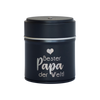Die Original Crottendorfer Räucherkerzen bieten das Räucherfass „Mama, Papa, Oma, Opa“ an – ein schwarzes Gefäß mit silbernem Schriftzug und Herzmotiv mit der Aufschrift „Bester Papa der Welt!“ und einem runden Deckel mit Knauf. Perfekt für jedes Räuchervergnügen.