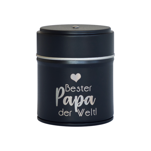 Die Original Crottendorfer Räucherkerzen bieten das Räucherfass „Mama, Papa, Oma, Opa“ an – ein schwarzes Gefäß mit silbernem Schriftzug und Herzmotiv mit der Aufschrift „Bester Papa der Welt!“ und einem runden Deckel mit Knauf. Perfekt für jedes Räuchervergnügen.