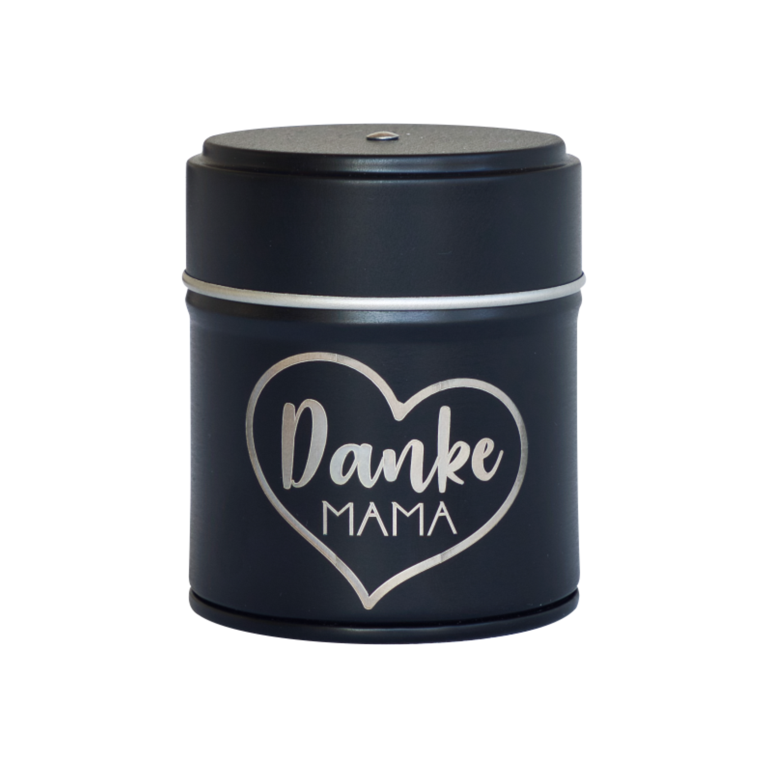 Das Räucherfass Mama von Original Crottendorfer Räucherkerzen ist eine schwarze, runde Dose mit einem Deckel mit silbernem Herzmotiv und „Danke Mama“ in Weiß. Sie eignet sich perfekt zur Aufbewahrung Ihres Räucherkerzenhalters oder anderer kleiner Schätze.