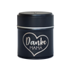 Das Räucherfass Mama von Original Crottendorfer Räucherkerzen ist eine schwarze, runde Dose mit einem Deckel mit silbernem Herzmotiv und „Danke Mama“ in Weiß. Sie eignet sich perfekt zur Aufbewahrung Ihres Räucherkerzenhalters oder anderer kleiner Schätze.