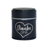 Die Räucherfass Oma von Original Crottendorfer Räucherkerzen ist eine elegante schwarze zylindrische Blechdose mit Deckel, die ein silbernes Herzdesign und „Danke Oma“ in der Mitte aufweist und sich ideal zur Verschönerung Ihres Räuchervergnügens eignet.