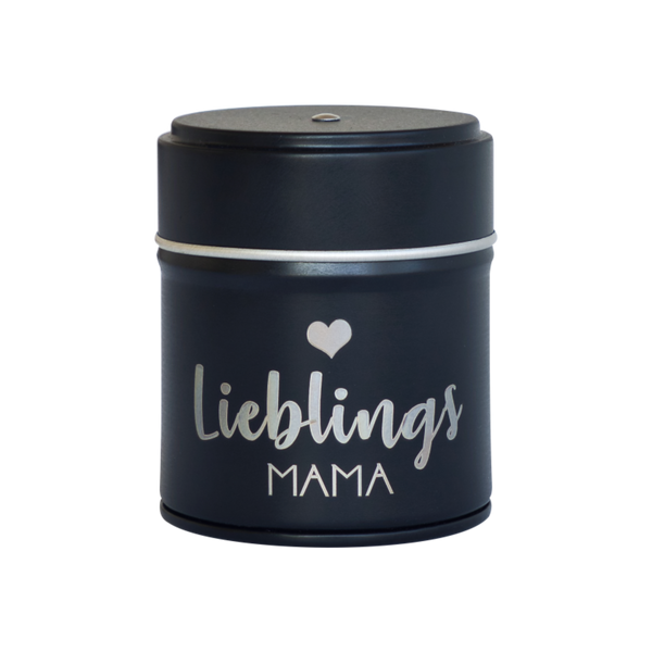 Ein schlanker, schwarzer, zylindrischer Behälter, ähnlich einer Blechdose, trägt auf der Vorderseite ein schimmerndes silbernes „Lieblings Mama“- und Herzsymbol. Er ist Teil des Räucherfasses Mama, Papa, Oma, Opa von Original Crottendorfer Räucherkerzen.