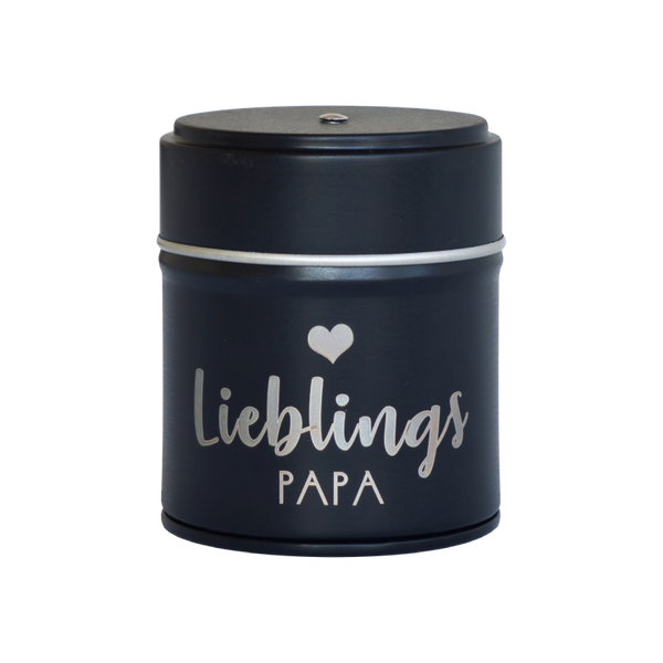 Das Räucherfass Mama, Papa, Oma, Opa von Original Crottendorfer Räucherkerzen ist eine schwarze Blechdose mit abnehmbarem Deckel und dem weißen Schriftzug „Lieblings Papa“ neben einem Herz. Es eignet sich ideal zur Aufbewahrung von Andenken oder als stilvoller Räucherkerzenhalter für ein noch größeres Räuchervergnügen.