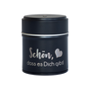 Die Räucherfass-Sprüche von Original Crottendorfer Räucherkerzen sind ein schicker schwarzer Behälter mit silbernem Deckel und der Aufschrift „Schön, dass es Dich gibt!“. in Weiß und einem zarten Herzen. Ideal, um Ihr Räucherkerzenhalter-Display mit Eleganz aufzuwerten.