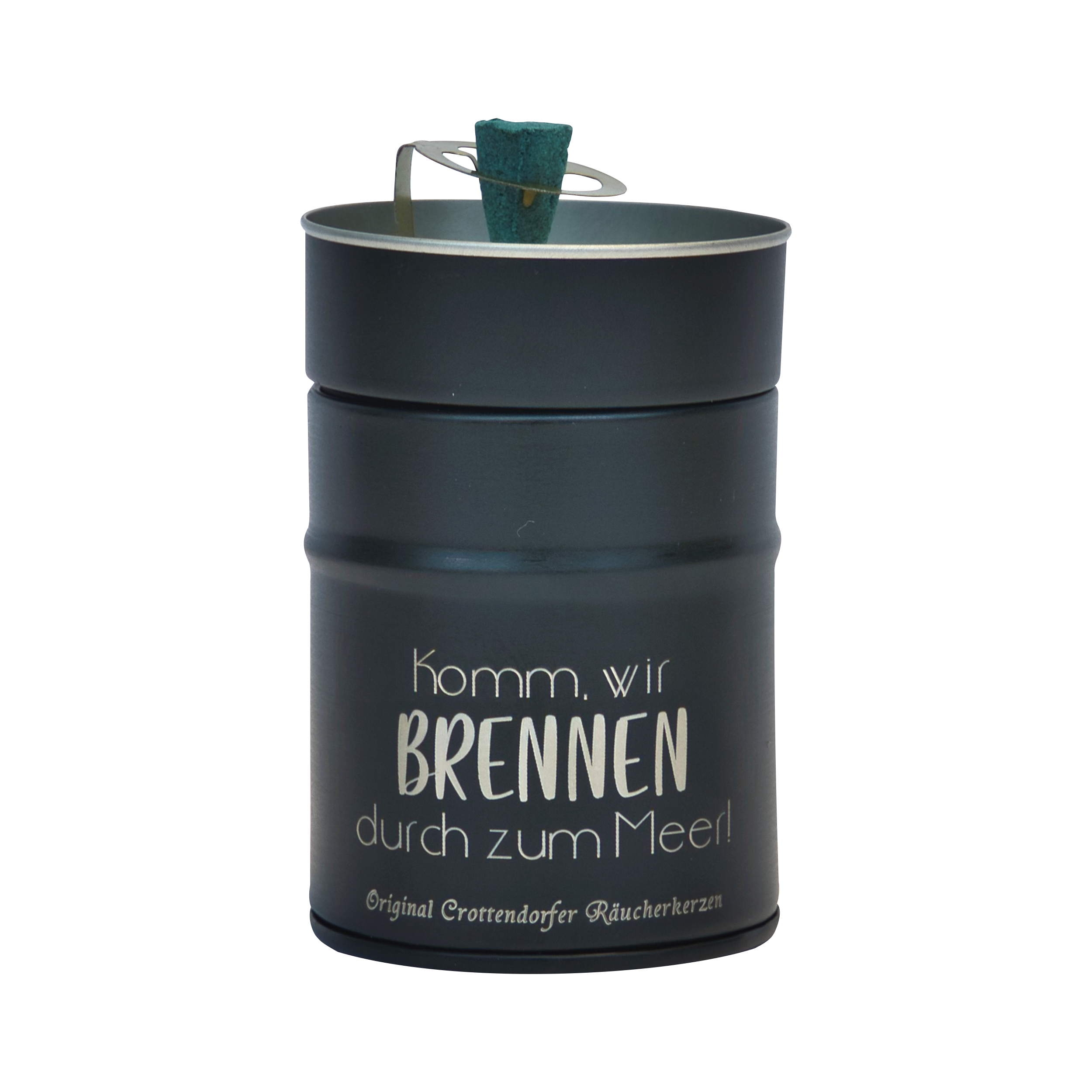 Ein schwarzer zylindrischer Räucherfass mit einem Deckel, auf dem ein kleiner blaugrüner Gegenstand abgebildet ist. Es zeigt den Text „Komm, wir BRENNEN durch zum Meer!“ und wirbt für Original Crottendorfer Räucherkerzen, perfekt zur Verfeinerung Ihres Räuchervergnügens.