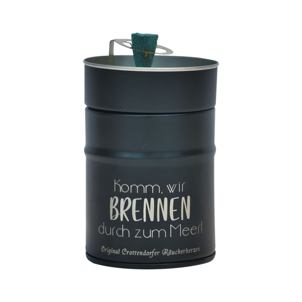 Ein schwarzer zylindrischer Räucherfass mit einem Deckel, auf dem ein kleiner blaugrüner Gegenstand abgebildet ist. Es zeigt den Text „Komm, wir BRENNEN durch zum Meer!“ und wirbt für Original Crottendorfer Räucherkerzen, perfekt zur Verfeinerung Ihres Räuchervergnügens.