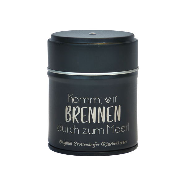 Ein schlanker schwarzer zylindrischer Räucherfass mit Sprüchen zeigt „Komm, wir BRENNEN durch zum Meer! Original Crottendorfer Räucherkerzen.“ Ideal zur Verfeinerung Ihres Räuchervergnügens.