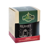 Das RUHE! Räucherfass von Original Crottendorfer Räucherkerzen ist elegant in Grün und Creme verpackt und verkörpert mit seinem Branding perfekt das „Räuchervergnügen“. Der schlichte schwarze Topf ziert prominent der „Ruhe!“-Text.