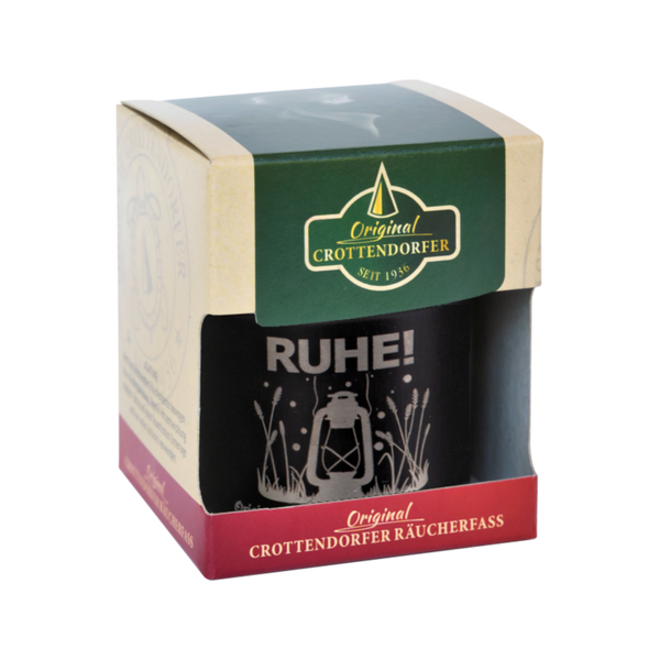 Das RUHE! Räucherfass von Original Crottendorfer Räucherkerzen ist elegant in Grün und Creme verpackt und verkörpert mit seinem Branding perfekt das „Räuchervergnügen“. Der schlichte schwarze Topf ziert prominent der „Ruhe!“-Text.