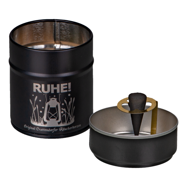 Das RUHE! Räucherfass von Original Crottendorfer Räucherkerzen ist ein schwarzer metallischer Kerzenständer mit Blumen- und Laternenmotiven. Er enthält einen Metallkegelhalter in einer runden Schale, ideal für ein beruhigendes oder meditatives Erlebnis.