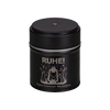 Das RUHE! Räucherfass von Original Crottendorfer Räucherkerzen ist eine schwarze Zylinderdose mit dem Schriftzug „RUHE!“ in Weiß, dekoriert mit einer Laterne und Gräsern, ideal für genussvolle Räuchererlebnisse.