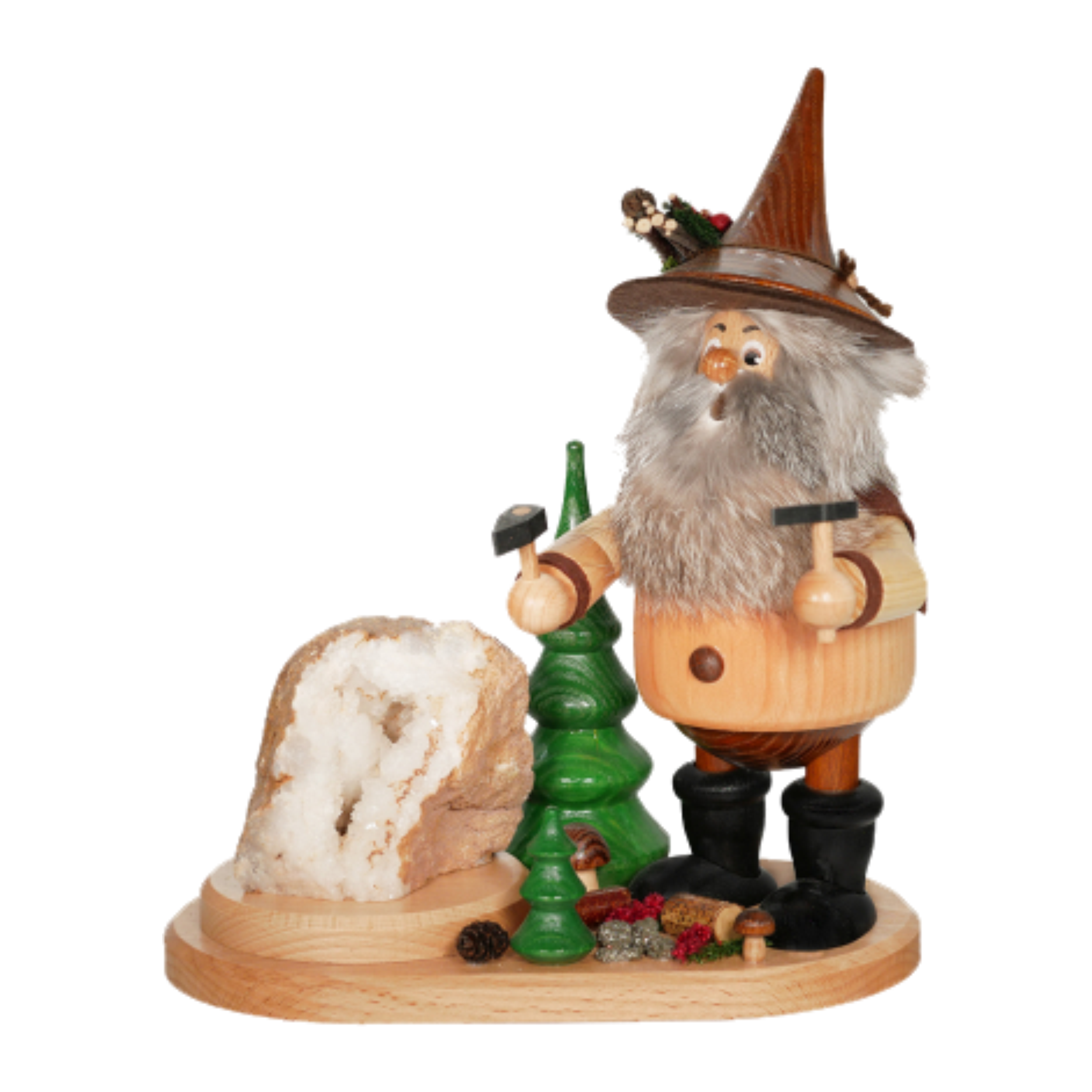 Der Erzwichtel Hauer der DWU Drechselwerkstatt Uhlig ist eine hölzerne Räuchermann-Figur, die einen bärtigen Mann mit spitzem Hut darstellt, der Werkzeuge neben einem grünen Baum und einem Kristallfelsen hält, mit Tannenzapfen und Dekorationen zu seinen Füßen.