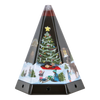 Die Räucherpyramide aus Metall von Original Crottendorfer Räucherkerzen ist ein dreieckiges Metalldekorstück, das Kinder im Schnee neben einem sternförmigen Weihnachtsbaum zeigt. Der Sockel dient als Räucherkerzenhalter mit Sternausschnitten, Geschenken und schneebedeckten Bäumen.