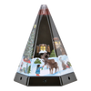 Die Original Crottendorfer Räucherkerzenpyramide aus Metall ist ein festlicher, kegelförmiger Kerzenhalter mit Weihnachtsmotiven wie einem Kind, das ein Rentier füttert, einem Weihnachtsbaum, Geschenken und einem schneebedeckten Haus. Der dunkle Metallsockel ist mit sternförmigen Ausschnitten versehen.