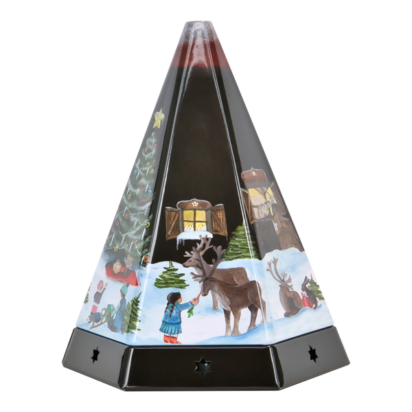 Die Original Crottendorfer Räucherkerzenpyramide aus Metall ist ein festlicher, kegelförmiger Kerzenhalter mit Weihnachtsmotiven wie einem Kind, das ein Rentier füttert, einem Weihnachtsbaum, Geschenken und einem schneebedeckten Haus. Der dunkle Metallsockel ist mit sternförmigen Ausschnitten versehen.