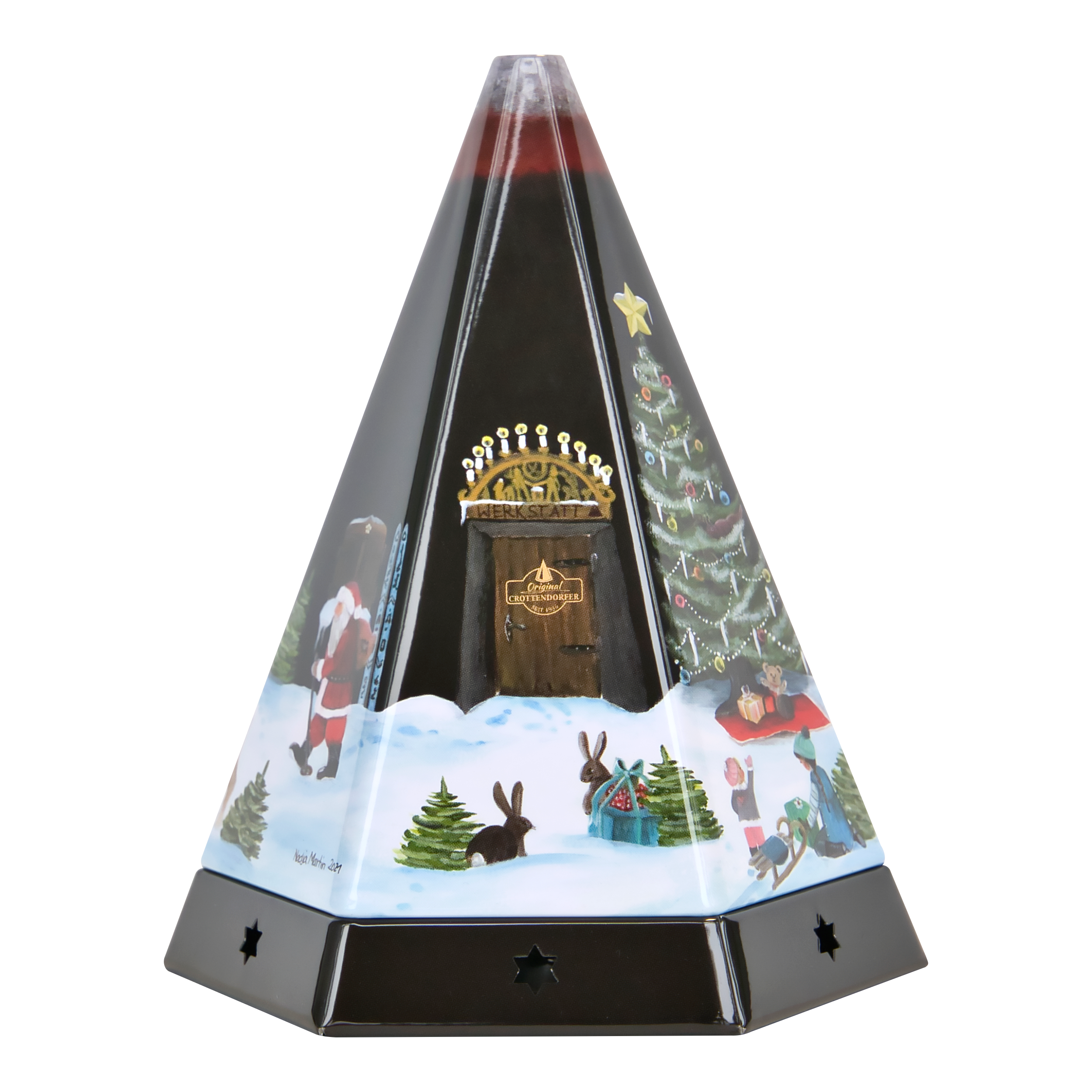 Die Räucherpyramide aus Metall von Original Crottendorfer Räucherkerzen ist eine pyramidenförmige Schneekugel mit Weihnachtsmann, Weihnachtsbaum und zwei Hasen im Schnee. Goldene Sterne zieren den oberen Rand wie filigrane Metallmotive, im Inneren befinden sich ein detailreicher Torbogen und verstreute Schneeflocken.