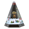 Die Räucherpyramide aus Metall von Original Crottendorfer Räucherkerzen ist eine pyramidenförmige Schneekugel mit Weihnachtsmann, Weihnachtsbaum und zwei Hasen im Schnee. Goldene Sterne zieren den oberen Rand wie filigrane Metallmotive, im Inneren befinden sich ein detailreicher Torbogen und verstreute Schneeflocken.