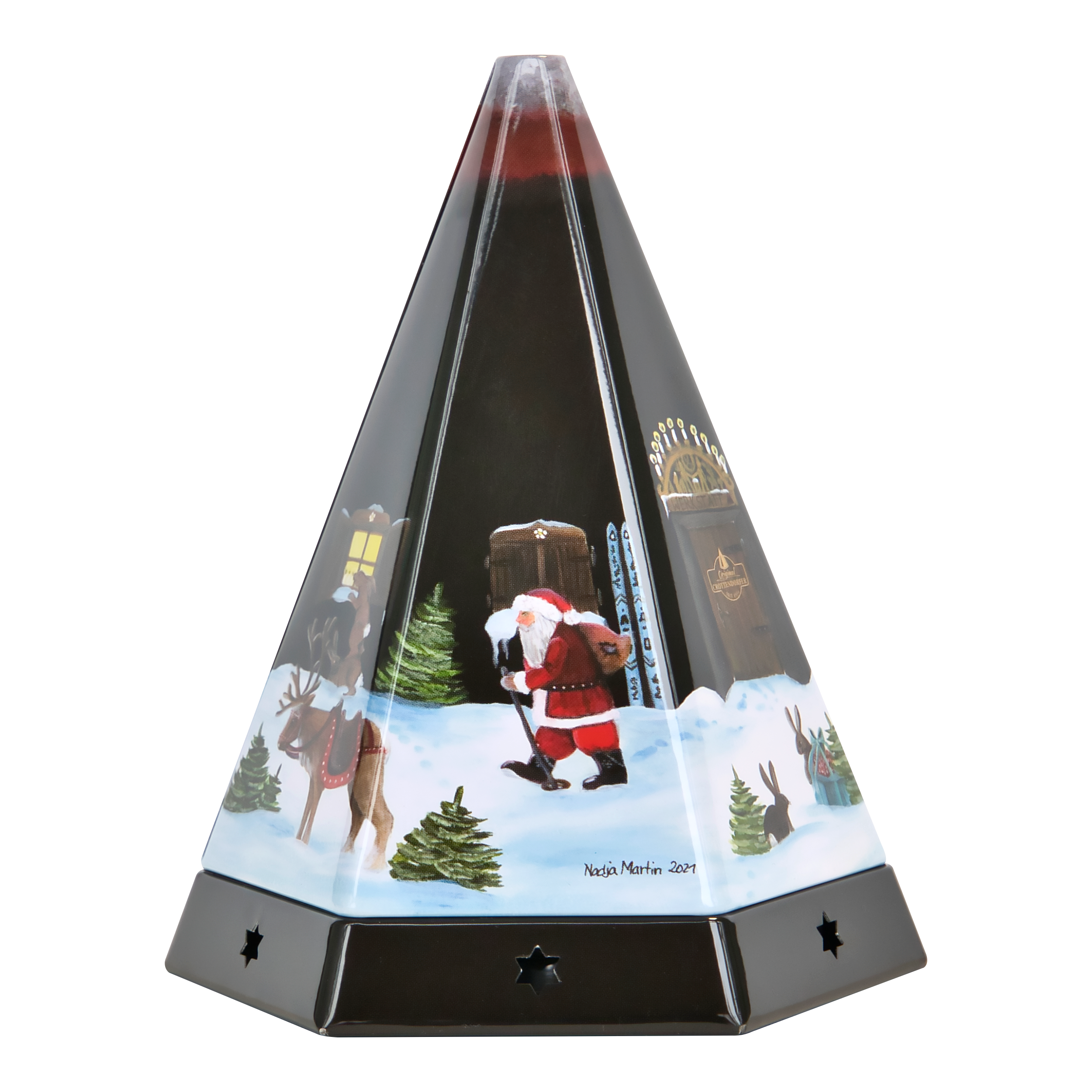 Die Räucherpyramide aus Metall von Original Crottendorfer Räucherkerzen ist ein dreieckiges Glasornament, das den Weihnachtsmann mit Sack und Rentier vor verschneiten Bäumen und einem Häuschen zeigt. Der Metallsockel mit sternförmigen Aussparungen dient als zauberhafter Räucherkerzenhalter.