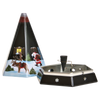 Eine schwarze Räucherpyramide aus Metall von Original Crottendorfer Räucherkerzen zeigt eine weihnachtliche Weihnachtsmann- und Rentier-Illustration. Sie hat einen sechseckigen Sockel mit Sternausschnitten, einen kleinen Tütenhalter und einen abnehmbaren Deckel daneben.
