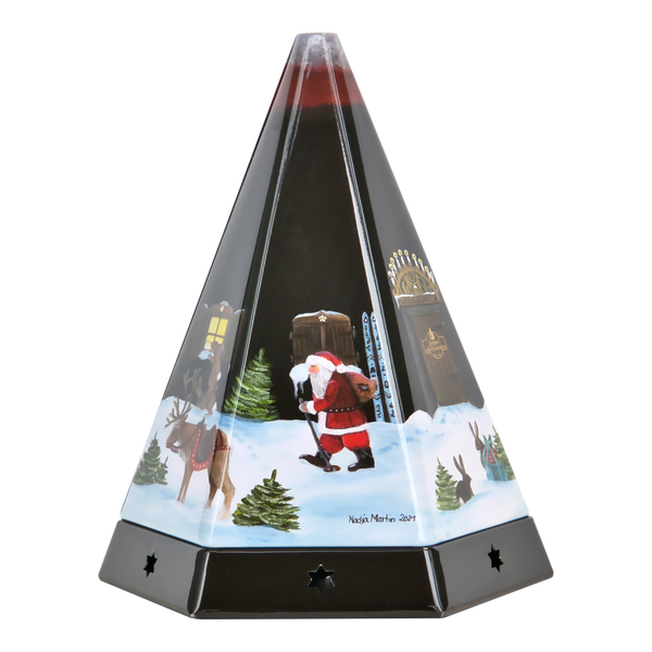 Die Räucherpyramide aus Metall von Original Crottendorfer Räucherkerzen ist ein dreieckiges Glasornament, das den Weihnachtsmann mit Sack und Rentier vor verschneiten Bäumen und einem Häuschen zeigt. Der Metallsockel mit sternförmigen Aussparungen dient als zauberhafter Räucherkerzenhalter.