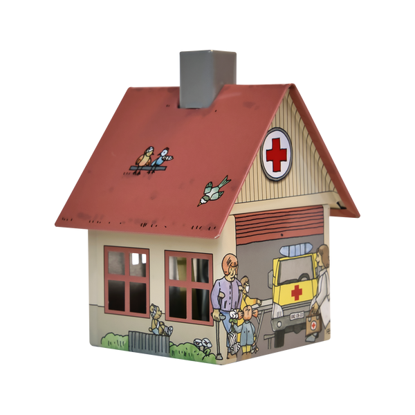 Das Räucherhäuschen Krankenhaus von Original Crottendorfer Räucherkerzen ist ein skurriles Spielzeughaus mit einem roten Kreuz, Cartoons von medizinischem Personal und Kindern, Vögeln auf dem Dach und einer verspielten Krankenwagenillustration, das den Charme eines Räucherkerzenhalters ausstrahlt.