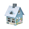 Das Räucherhäuschen Frau Holle von Original Crottendorfer Räucherkerzen ist ein kleines, im Cartoon-Stil gehaltenes Modell eines blauen Hauses mit schneebedecktem Dach und Schornstein, das als dekorative Details charmante Illustrationen von Menschen bei einer Schneeballschlacht aufweist.