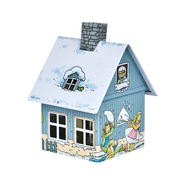 Das Räucherhäuschen Frau Holle von Original Crottendorfer Räucherkerzen ist ein kleines, im Cartoon-Stil gehaltenes Modell eines blauen Hauses mit schneebedecktem Dach und Schornstein, das als dekorative Details charmante Illustrationen von Menschen bei einer Schneeballschlacht aufweist.
