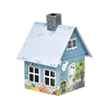 Das Räucherhäuschen Frau Holle von Original Crottendorfer Räucherkerzen ist ein charmantes Deko-Haus mit blauer Außenfassade und weißem Dach, handgezeichneten Illustrationen von Fenstern, einem Apfelbaum, einem Lattenzaun, Gartengeräten und einem grauen gemauerten Schornstein obendrauf.