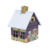 Die Räucherhäuschen Weihnachtsbäckerei von Original Crottendorfer Räucherkerzen ist ein skurriles Modellhaus mit schneebedecktem Dach, gemauertem Schornstein, violetten Wänden mit lebhaft aktiven Comicfiguren, dekorativen Fenstern und bezaubernden Metalldetails.