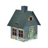 Das Räucherhäuschen Spielzeugmacher von Original Crottendorfer Räucherkerzen ist ein kleines, dekoratives Modellhaus mit grauem Dach, rot gerahmten Fenstern und einer grünen Tür. Es verfügt über festliche Details wie einen Schneemann und einen Kranz sowie einen Räucherkerzenhalter aus Metall, die die gemütliche Weihnachtsstimmung noch verstärken.