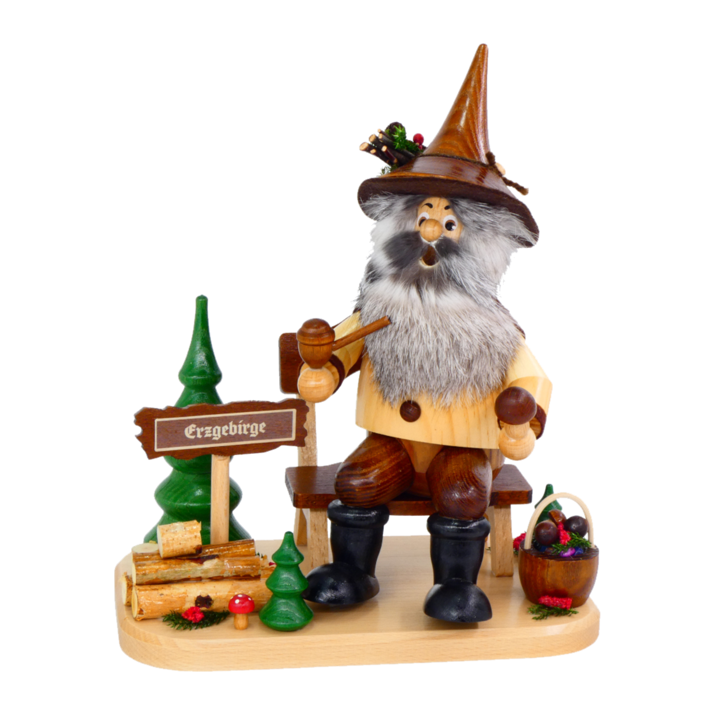 Der Waldwichtel Pilzsammler auf Bank von DWU Drechselwerkstatt Uhlig zeigt eine Holzfigur eines alten Mannes mit grauem Bart, Spitzhut und Pfeife auf einer Bank, mit Erzgebirgsschild, grünen Bäumen, Baumstämmen und einem Beerenkorb auf einem Holzsockel.