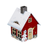Das Räucherhäuschen Wintermotiv von Original Crottendorfer Räucherkerzen zeigt ein kleines rotes Haus im Cartoon-Stil mit schneebedecktem Dach, Metallakzenten, Schornstein und festlichen Details. Ein bezaubernder Räucherkerzenhalter sitzt neben einem Schneemann, inmitten von Winterdekorationen wie einer Glocke, einem Kranz und schneebedeckten Fenstern.
