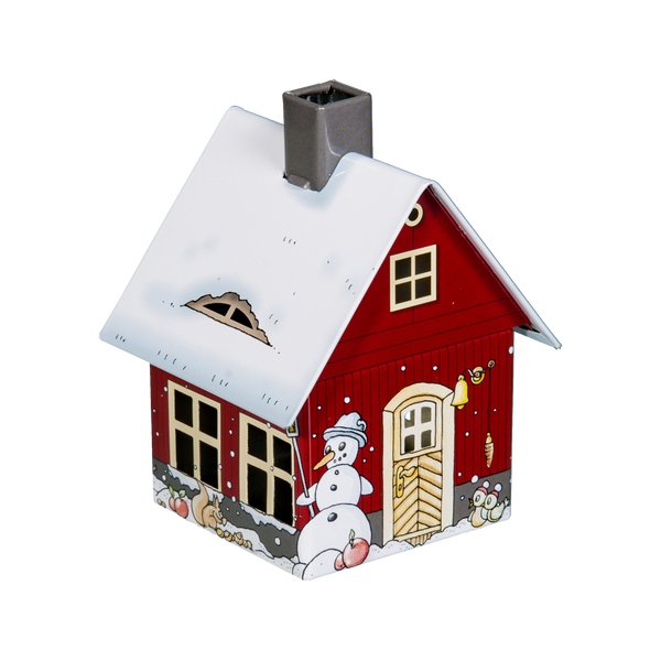 Das Räucherhäuschen Wintermotiv von Original Crottendorfer Räucherkerzen zeigt ein kleines rotes Haus im Cartoon-Stil mit schneebedecktem Dach, Metallakzenten, Schornstein und festlichen Details. Ein bezaubernder Räucherkerzenhalter sitzt neben einem Schneemann, inmitten von Winterdekorationen wie einer Glocke, einem Kranz und schneebedeckten Fenstern.