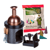Ein kupfer- und schwarzfarbener Hartmut Richter Räucherofen-Braukessel in Form eines Kamins steht neben einer Packung verschiedener Räucherkegel mit bunten Kegelbildern und einer Figur in einem grünen Mantel. Zu sehen sind auch lose Kegel, ein Aschekasten und ein kleines Werkzeugset.