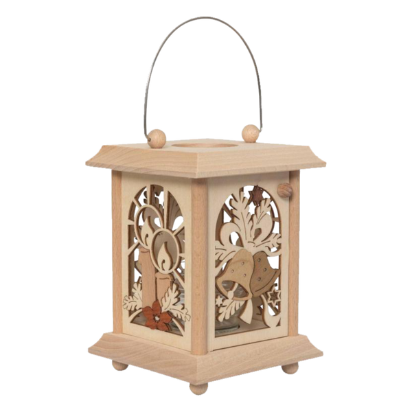 Die Tischlaterne Weihnacht der Drechslerei Kuhnert ist eine dekorative Holzlaterne aus Edelholzfurnier mit aufwendig ausgestanzten Kerzen- und Pilzmotiven und einem Metallgriff an der Oberseite zum einfachen Tragen oder Aufhängen.