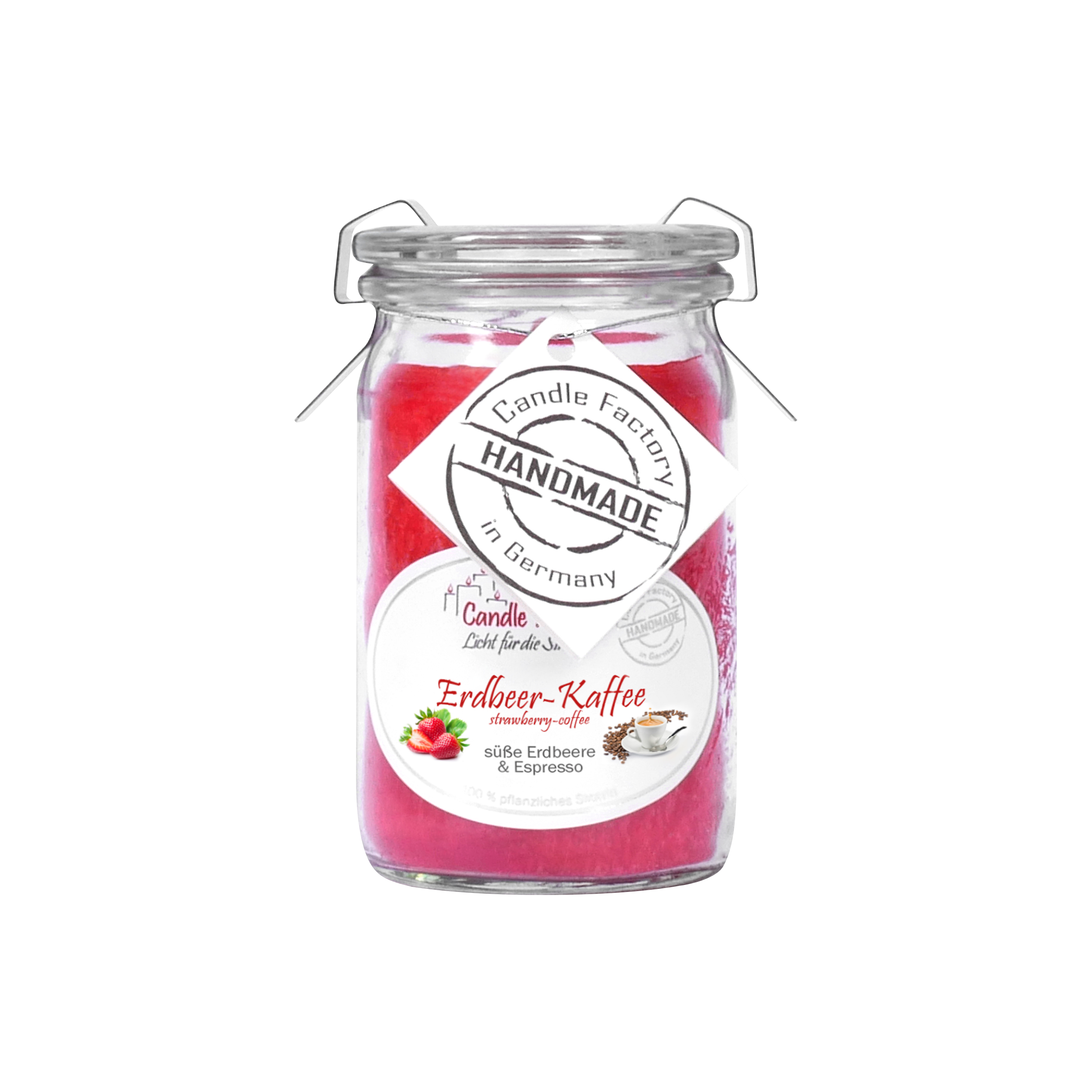 Die Duftkerze/das Windlicht „Erdbeer-Kaffee“ Baby-Jumbo von Candle Factory ist eine handgemachte Kerze im Glas mit pflanzlichem Stearin, mit leuchtend rosa Wachs, Erdbeer- und Kaffeemotiven, einem rustikalen Metallverschluss und einem „Made in Germany“-Etikett – und fängt so die Essenz einer Erdbeertorte-Duftkerze ein.