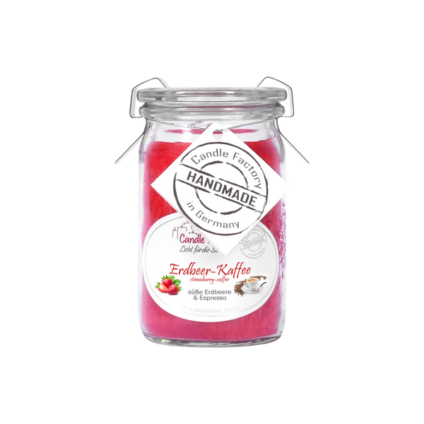 Die Duftkerze/das Windlicht „Erdbeer-Kaffee“ Baby-Jumbo von Candle Factory ist eine handgemachte Kerze im Glas mit pflanzlichem Stearin, mit leuchtend rosa Wachs, Erdbeer- und Kaffeemotiven, einem rustikalen Metallverschluss und einem „Made in Germany“-Etikett – und fängt so die Essenz einer Erdbeertorte-Duftkerze ein.