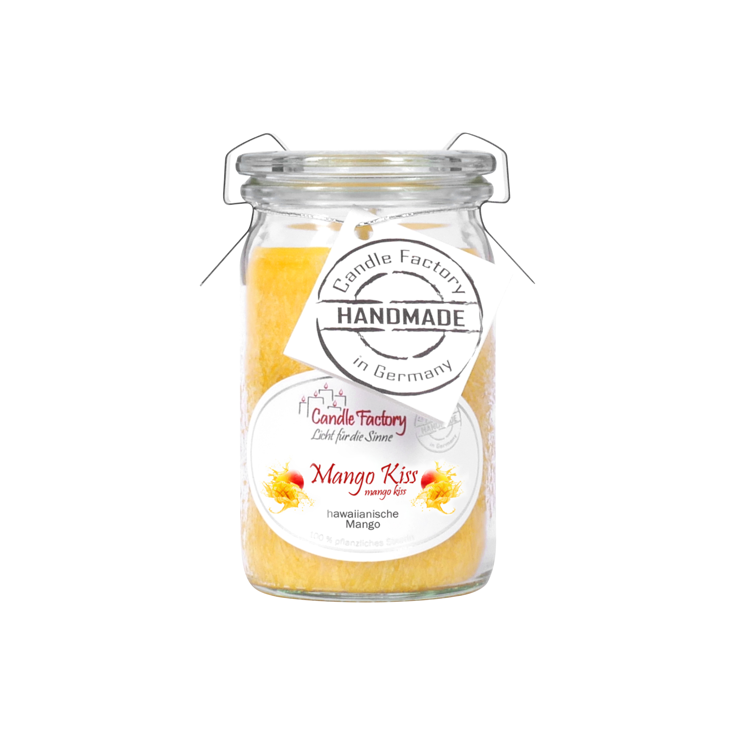 Eine Kerze im Glasgefäß von Candle Factory mit dem Namen Duftkerze/Windlicht „Mango Kiss“ Baby-Jumbo weist ein tropisches Blumendesign und den Slogan „Handmade Duftkerze“ auf. Ihre gelb-orange Farbe spiegelt die leuchtenden Farbtöne einer Mango wider.