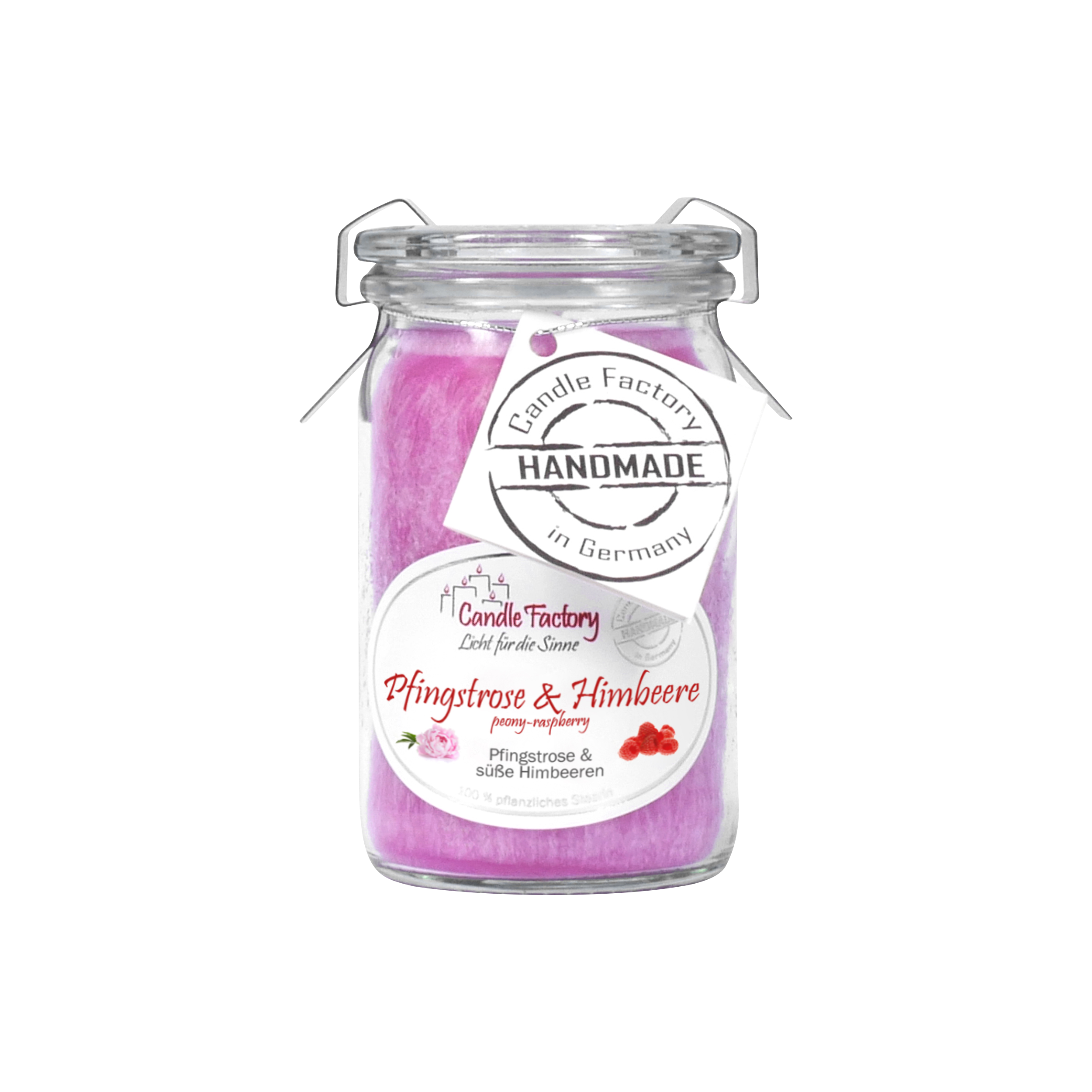 Eine rosa Duftkerze/ein Windlicht „Pfingstrose & Himbeere“ Baby-Jumbo von Candle Factory wird in einem Glasgefäß mit Deckel und Henkel geliefert, mit Pfingstrosen- und Himbeermotiven auf dem Etikett und einem daran befestigten „Handmade in Germany“-Anhänger.