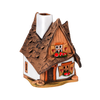 Das Original Crottendorfer Räucherhaus Keramik mit schiefem Dach weiß/braun ist ein Keramikmodell eines Häuschens mit strukturiertem Dach, weißem Schornstein, mit roten Blumenkästen geschmückten Fenstern, herzförmigen Fensterläden und Tür, was es zu einem einladenden Hingucker für jeden Raum macht.